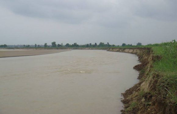 दोदाले प्रताडित लालझाडीका जनताले भने ‘उर्बराभूमि संरक्षणका लागि नदी नियन्त्रण गरिदेउ’