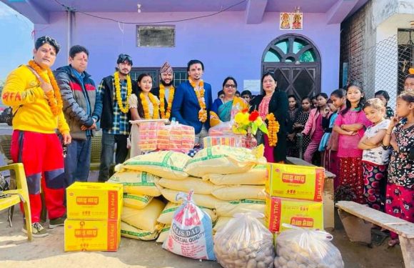 टिकटक स्टार अंशु बर्माद्धारा सेफ हाउसलाई खाद्यान्न सहयोग