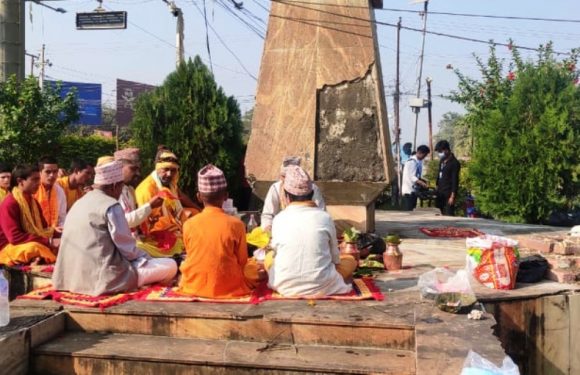 अत्तरिया चोकमा राजा महेन्द्रको शालिक राखिदै