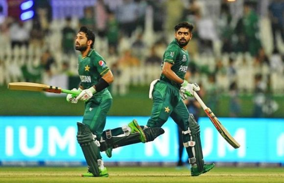 टी-२० विश्वकप : लगातार चौथो खेल जित्दै पाकिस्तान सेमिफाइनलमा
