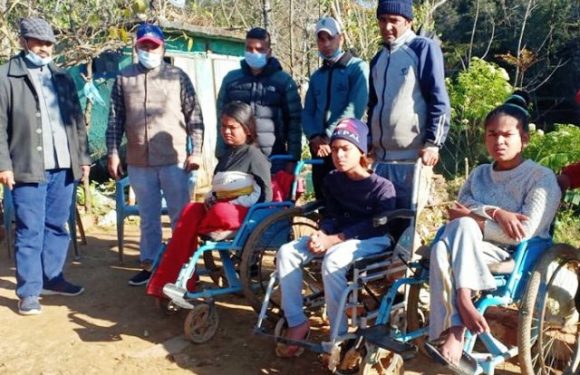 बैतडीमा अपांगता भएकालाई घरमै पुगेर नागरिकता वितरण