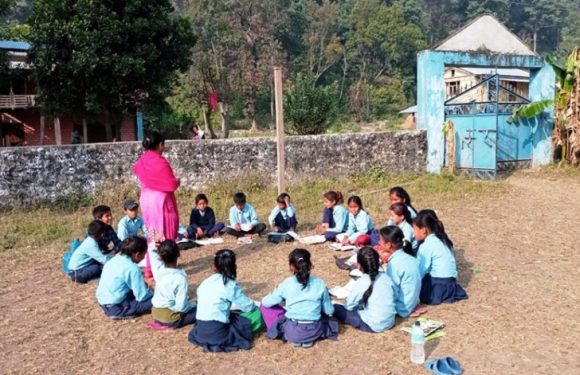 फर्निचर अभावले भुइँमा बसेर पढ्न बाध्य कञ्चनपुरका बालबालिका