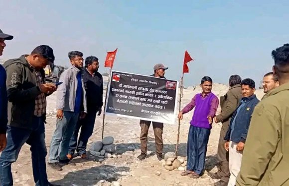 महाकाली पुल निर्माण कम्पनीले कमसल खालको समाग्री प्रयोग गरेको भन्दै विप्लव कञ्चनपुरद्धारा एक्सन