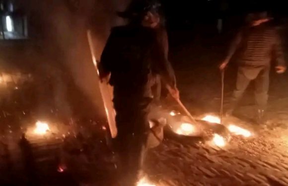 कञ्चनपुमा बन्दको प्रभाव बिहान ठाउँ ठाउँ टायर जले