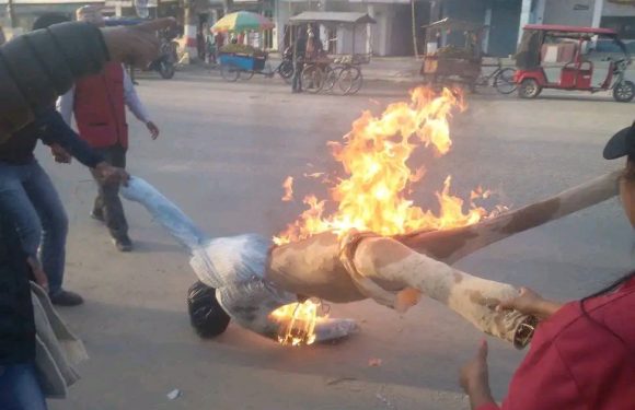 एमसीसीको बिरोधमा दिउँसै कैलालीको अत्तरिया प्रधानमन्त्रीको पुत्ला दहन