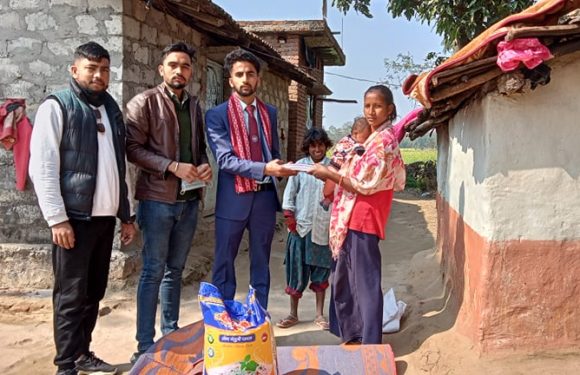 क्रान्तिकारी नेता भट्टद्वारा जन्मदिनको अवसरमा विपन्नलाई खाद्यान्न