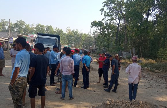 कलुवापुर वेलौरी सडक धुलाम्मे सडक जाम गरेर स्थानिय आन्दोलित