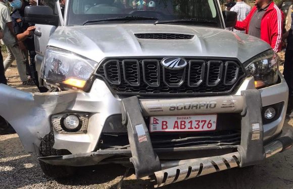 नेकपा एमाले संसद र नेता चढेको गाडीले ठक्कर दिदा २ जना घाईते,संसद चालक फरार