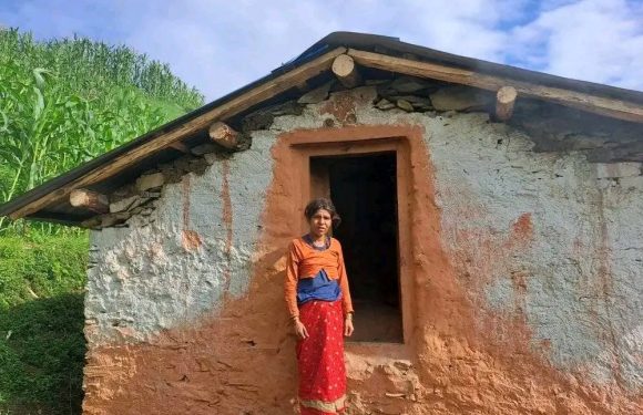 डिलाशैनी  गाउँपालिका सरकारको सहयोगमा विपन्न परिवारको घरको छोनो मर्मत