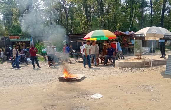 कलुवापुर–बेलौरी सडक निर्माणमा ठेकेदारले ढिलासुस्ती गरेको भन्दै स्थानीय आन्दोलित