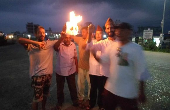 राप्रपा नेपाल कञ्चनपुरका नेता कार्यकर्ताले संविधानको प्रति जलाए