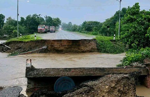 अबिरल वर्षाका कारण पुर्व पश्चिम राजमार्ग अवरुद्ध फोटोफिचर