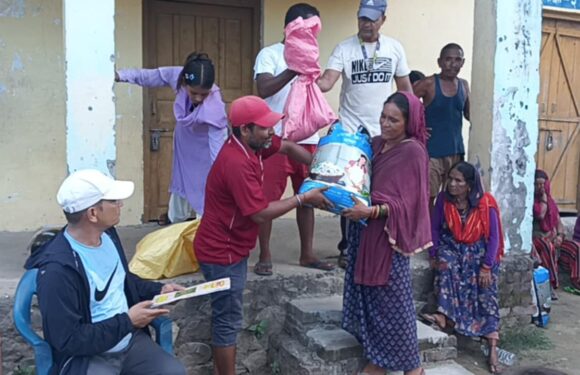 बाढी पिडित घरपरिवारलाई वडाध्यक्ष खत्रीको पहलमा   राप्रपाको खाद्यान्न सहयोग