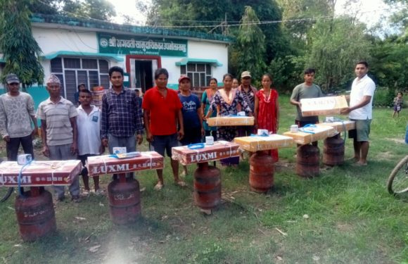 भगवती सामुदायिक वनद्वारा उपभोक्तालाई ग्याँस चुलो वितरण