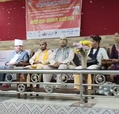 कैलालीका दलित समुदायद्वारा आचार्य कृष्ण दमाईलाई सम्मान