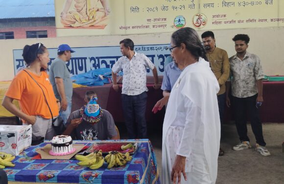 पत्रकार ऐश्वर्या कुँवरद्वारा छोराको जन्मदिनमा अनाथ बालबालिकालाई खाना