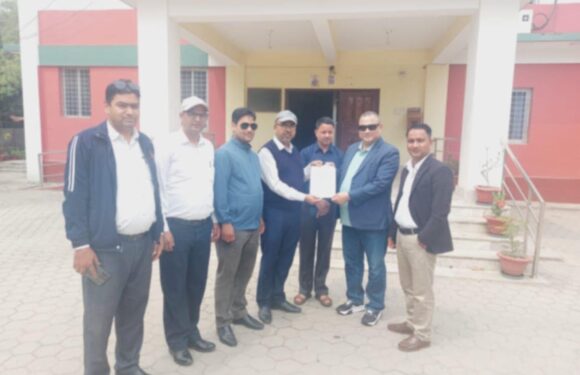 स्थानीय सेवा ऐन जारी नभएपछि राष्ट्रिय स्तरका कर्मचारी संघ संगठनद्वारा मुख्यमन्त्री ज्ञापन