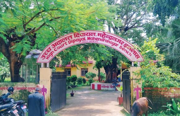 कृष्णपुरको सामुदायिक विद्यालय सुधार अभियान बिरुद्ध अदालतमा मुद्दा छोरा बोडिङ्गमा भर्ना गरेका सरकारी स्कुलका शिक्षककी श्रीमतीले दायर गरेको रिटमा अन्तरिम आदेश दिएन