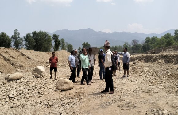 मापदण्ड विपरित बगुन खोला उत्खनन् गरेर बस्ती विपद्मा पारेको भन्दै स्थानीयको बिरोध
