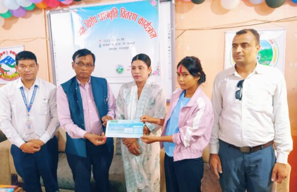 लालझाडीमा अध्यक्ष विशेष छात्रवृत्ति वितरण : ४ लाख ७ हजार रुपैयाँ बराबरको छात्रवृत्ति
