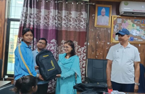 भीमदत्तका विपन्न जेहेन्दार दलित विद्यार्थीलाई शैक्षिक समाग्री 