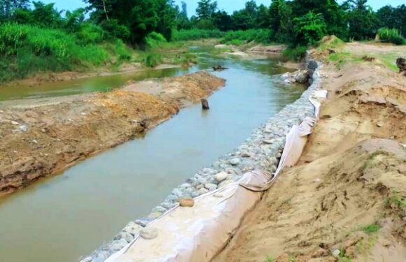 कैलारीमा एक महिना नपुग्दै भत्कियो तटबन्ध