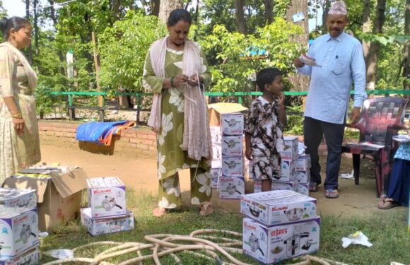 हरियाली सामुदायिक वनको उपभोक्तालाई विद्युतीय चुलो