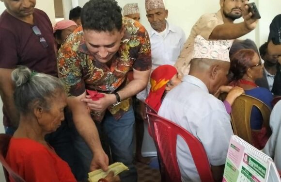 ९ बर्षदेखि भत्ताको रकम जेष्ठ, बेसाहरा नागरिकलाई वितरण गर्दै वडाध्यक्ष कुँवर