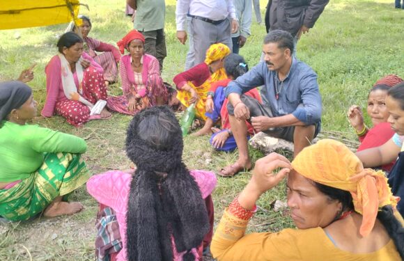 वन कार्यालय मुल गेट अगाडी आरक्षपीडितको टहरा सहित धर्ना 