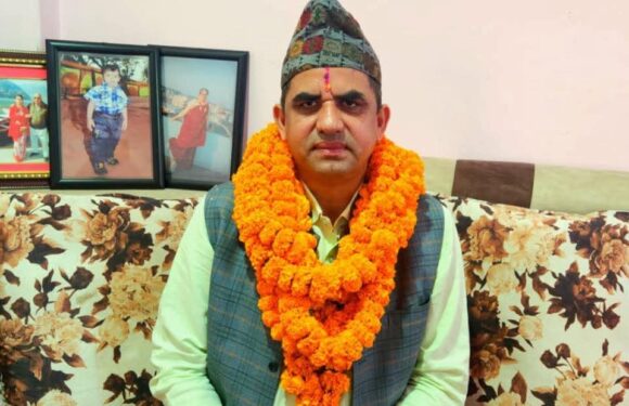 कञ्चनपुर उद्योग वाणिज्य संघका अध्यक्ष पिताम्बर जोशीद्वारा बिरामी पत्रकार धामीलाई उपचार गर्न ५१ हजार 