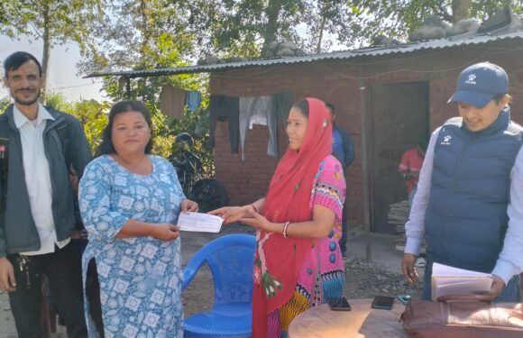 भवानी कालिका कन्स्ट्रक्सन प्रालिद्वारा पत्रकार कञ्चनपुर महासंघका अध्यक्ष धामीको उपचारका लागि आर्थिक सहयोग 