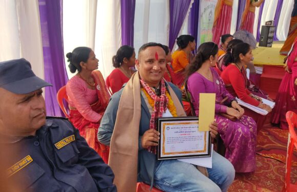 बेलडाँडीको विकासमा योगदान पु¥याएको भन्दै पत्रकार विमल धामीलाई सम्मान