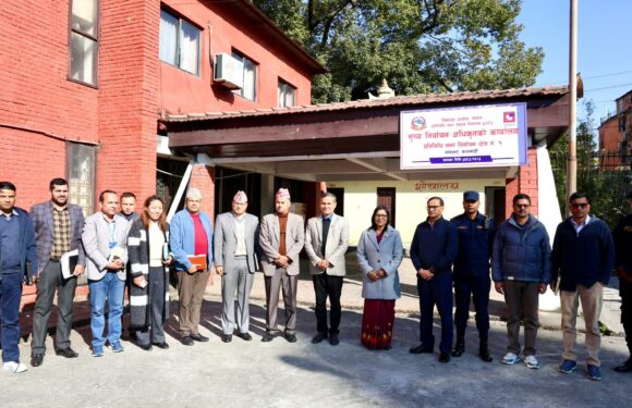 गृहमन्त्री अर्याल सहितका अधिकारीद्वारा मुख्य निर्वाचन अधिकृतको कार्यालय अनुगमन