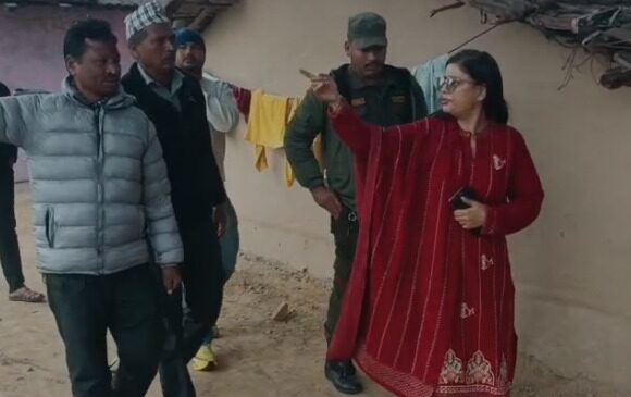 हात्तीबाट घाईते डगौराको घरमा उपप्रमुख लेखकको टोली 