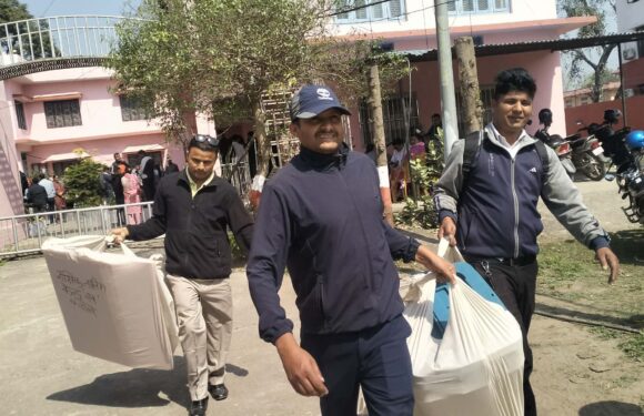 कञ्चनपुरमा निर्वाचनको तयारी तिव्र, निर्वाचन समाग्री बोकेर हिडे कर्मचारी मतदान स्थलतिर