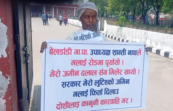 बेलडाँडी गाँउपालिका उपाध्यक्ष शान्ति नाथ बिरुद्ध रतनलाल प्रशासनमा 