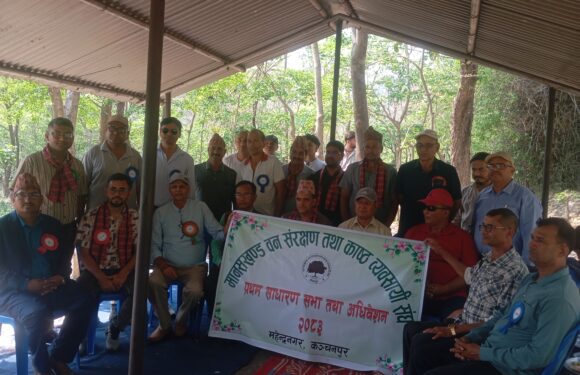 मानसखण्ड वन सरक्षण ताथ काष्ठ व्यवसायी संघको अध्यक्षमा लेखक 