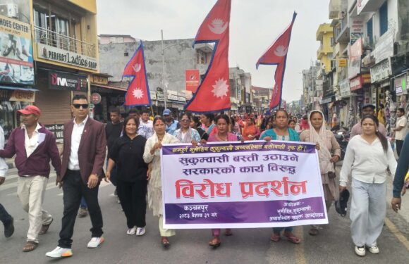 कञ्चनपुरका सुुकुमबासी उत्रिए सडकमा 