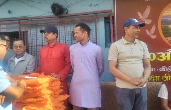 हाम्रो भोजनालयद्वारा बुद्ध जयन्तीको अवसरमा भीमदत्तका विपन्न, जेहेन्दार विद्यार्थीलाई शैक्षिक समाग्री 