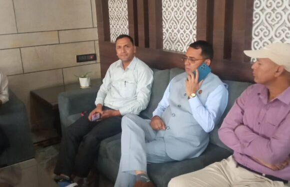 कञ्चनपुर पुगेका शिक्षामन्त्री, सचिवदेखिका सासदलाई अनुदान, राहत, बाल विकासका शिक्षक, विद्यार्थी कर्मचारीको तलब भत्ता बृद्धि बारे ध्यानाकर्षण