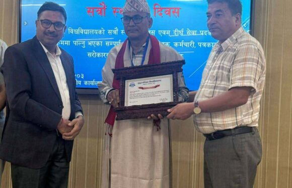 सुप विश्वविद्यालयका सहप्राध्यापक  विष्टलाई दिर्घसेवा पदक सम्मान