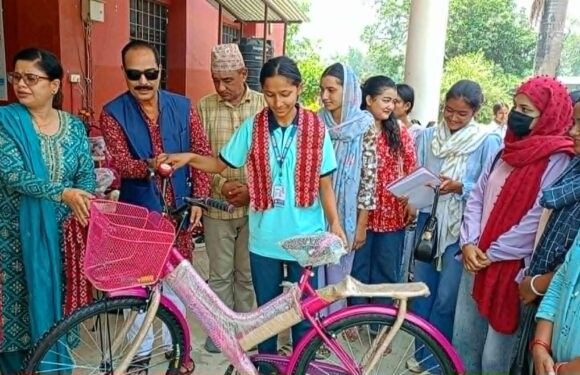 भीमदत्त नगरपालिकाद्वारा दलित छात्रालाई साईकल वितरण