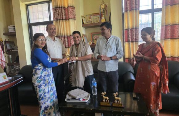 भीमदत्त नगरपालिकाद्वारा विद्यालय व्यवस्थापन समिति महासंघका सदस्य र पदाधिकारीलाई सम्मान