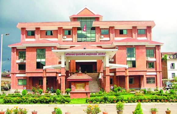 कैलाली डिभिजन वन कार्यालयमा अख्तियारको छापा जिल्लाका ११ सामुदायिक वनमा अनियमित रुपमा हरिया खयरका रुख बिक्रिका कागजपत्र नियन्त्रण